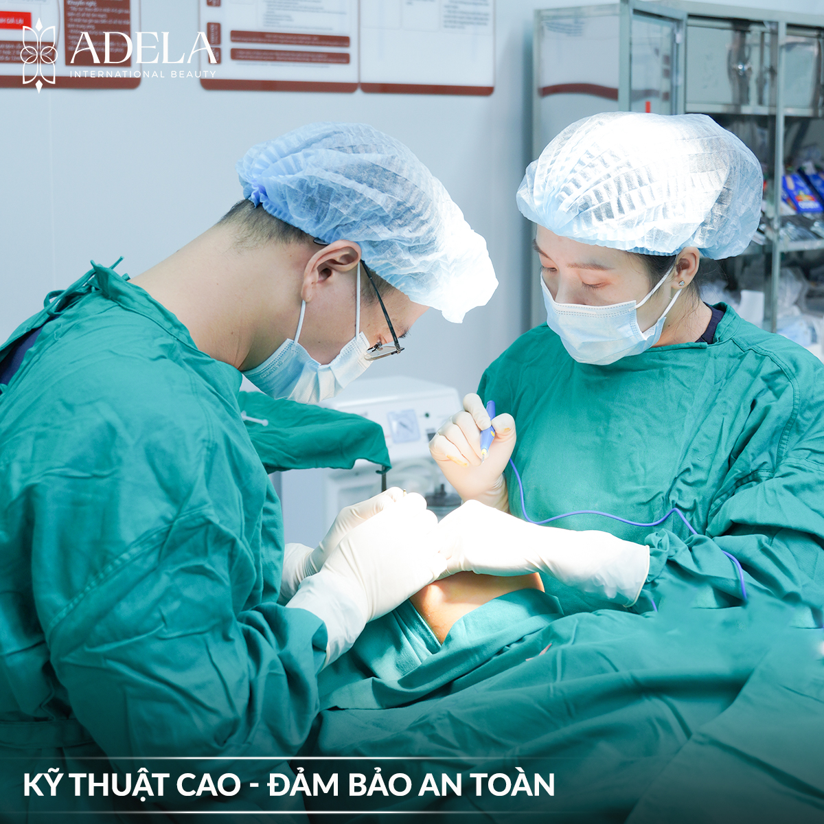 Bác sĩ đang thực hiện cắt mí mắt